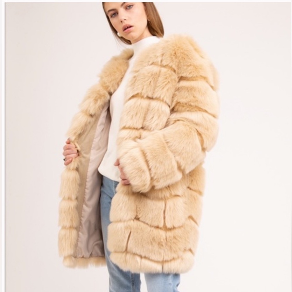 🔹 Jakke Chloe Blonde Pelted Faux Fur Coat